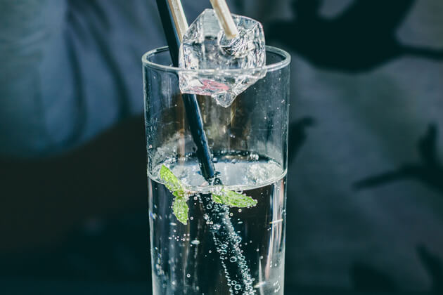 L'acqua frizzante fa male o bene?