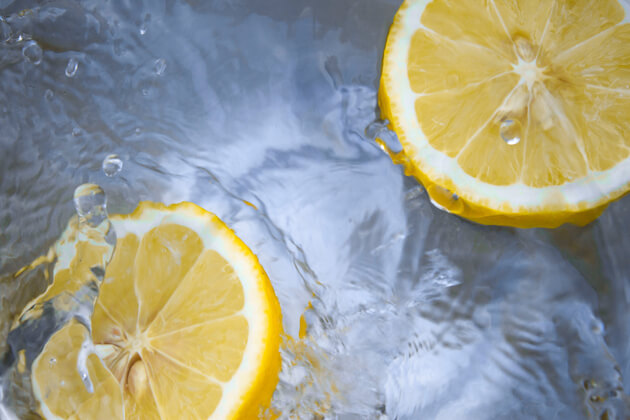 Acqua e limone, falsi miti e verità