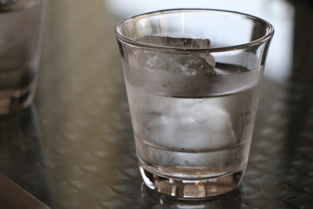 Bere acqua fredda fa male