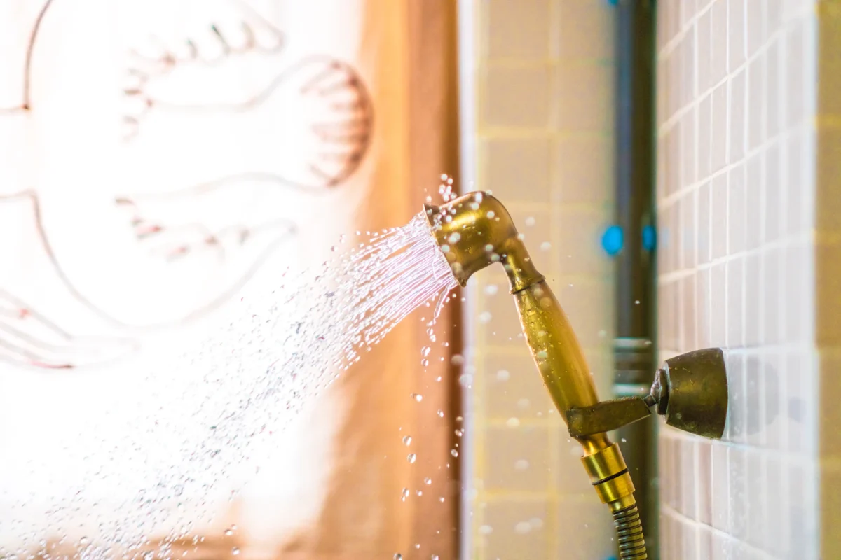 Doccetta che spruzza acqua nel bagno di casa